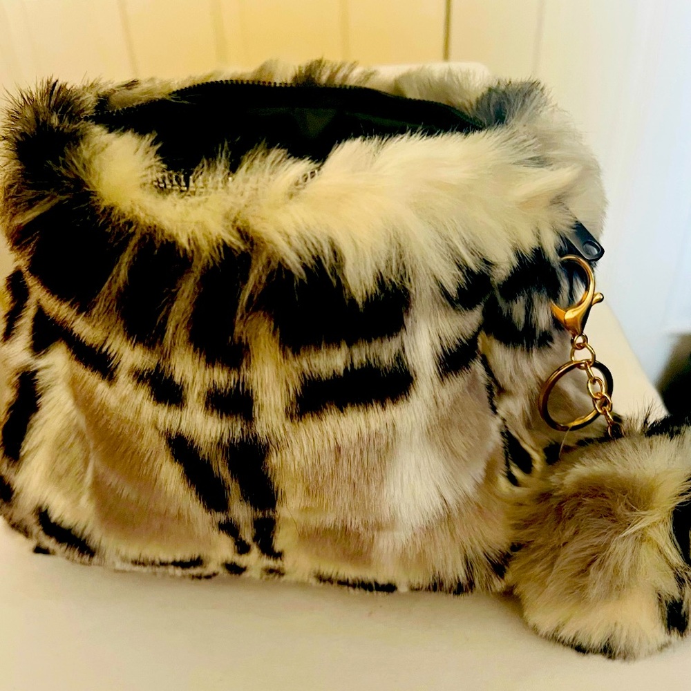HEIMISH ATLANTIC FASHION FUR PURSE w/FUR KEY RING 
THIS IS NEW WITH TAGS